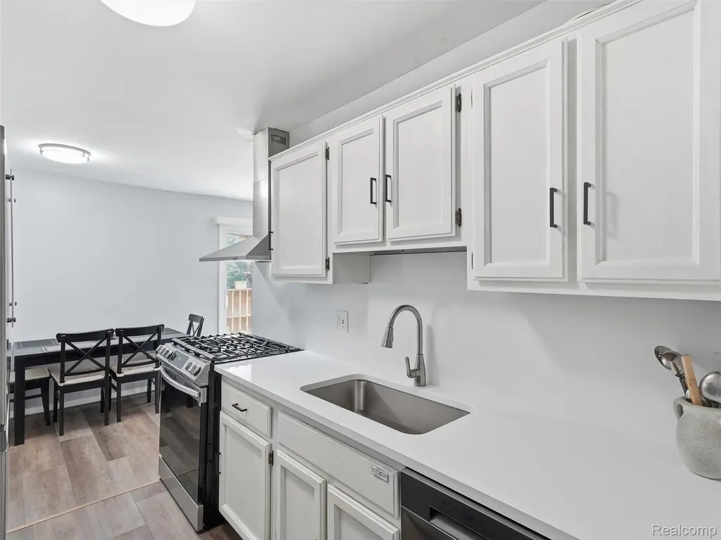 23404 N Rockledge Novi City MI 48375