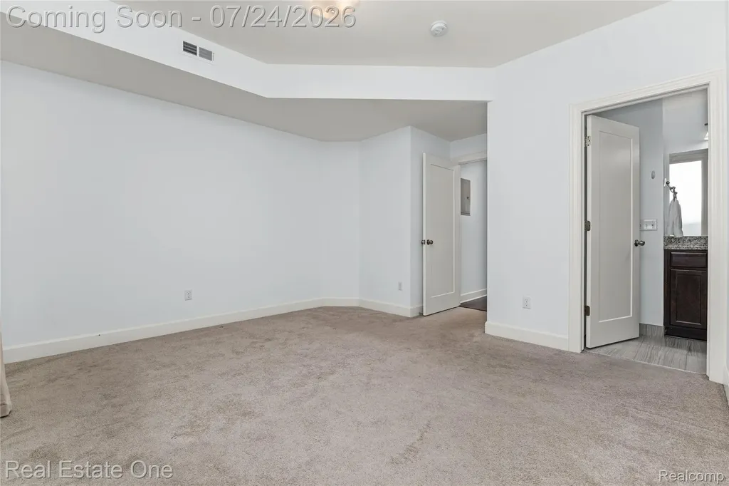 1240 S Diamond Court Royal Oak City MI 48067