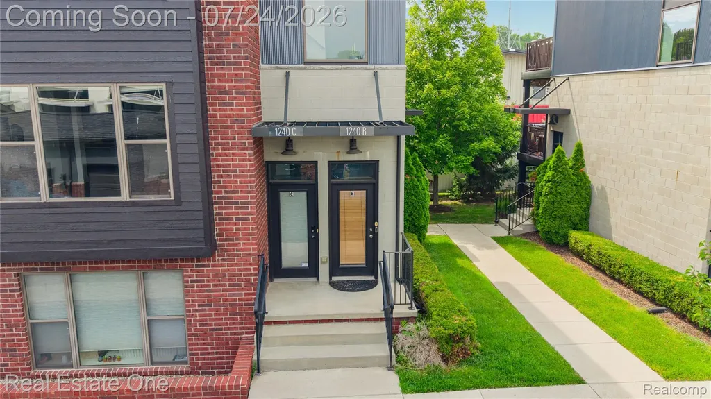 1240 S Diamond Court Royal Oak City MI 48067
