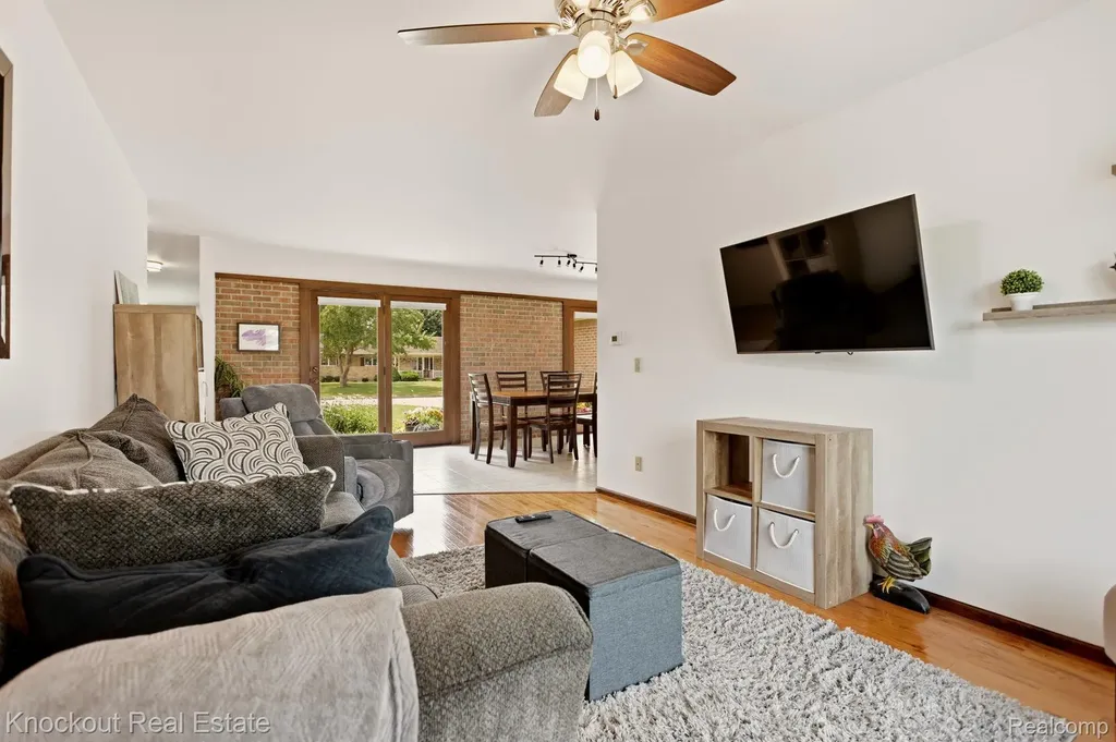 5094 Dustine Drive N Saginaw Charter Township MI 48603