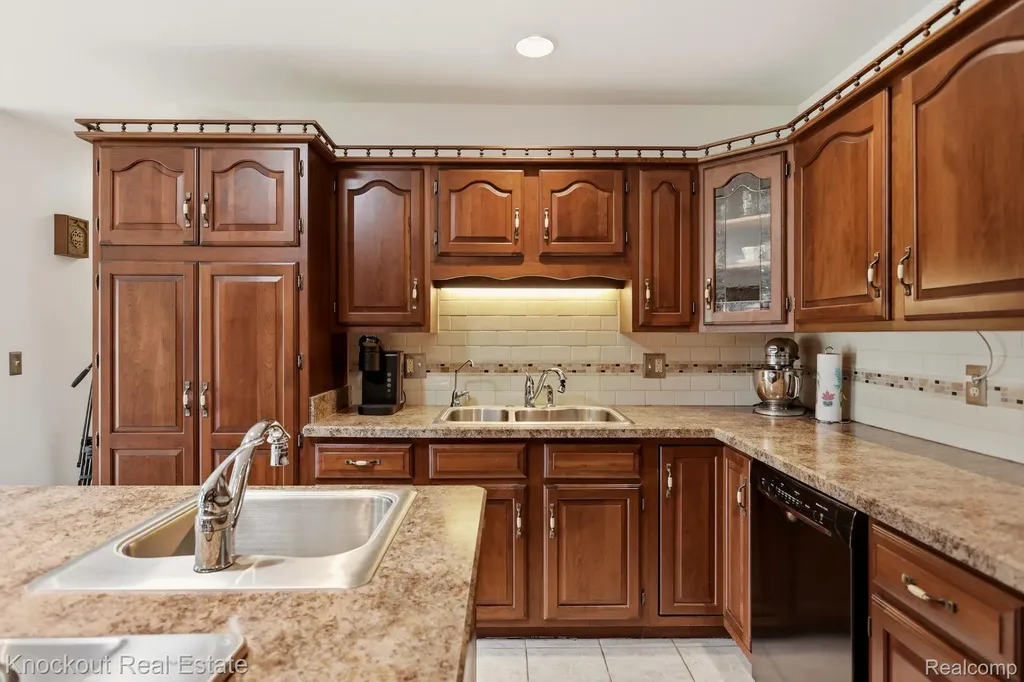 5094 Dustine Drive N Saginaw Charter Township MI 48603