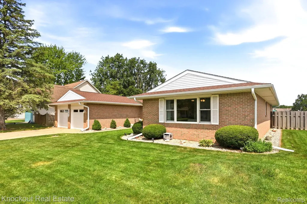 5094 Dustine Drive N Saginaw Charter Township MI 48603