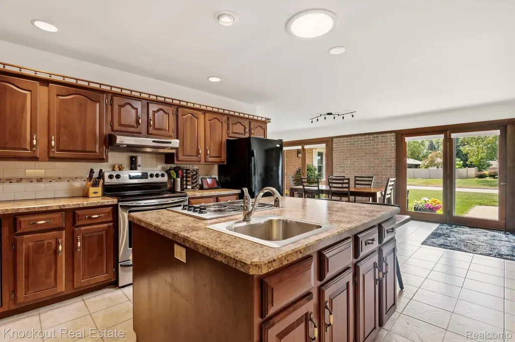 5094 Dustine Drive N Saginaw Charter Township MI 48603