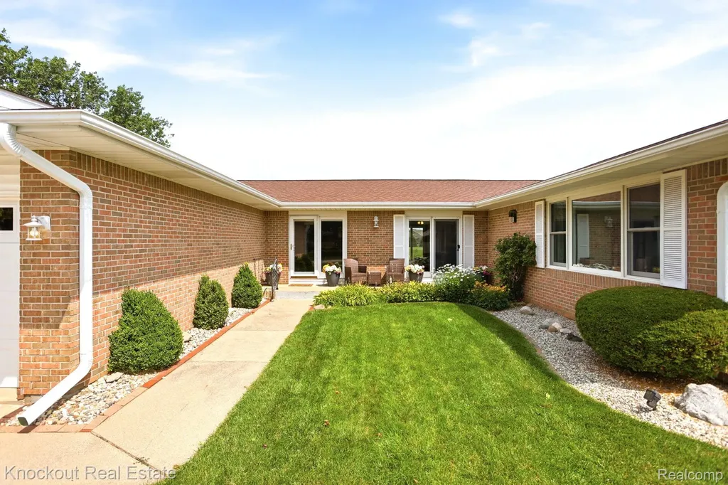 5094 Dustine Drive N Saginaw Charter Township MI 48603