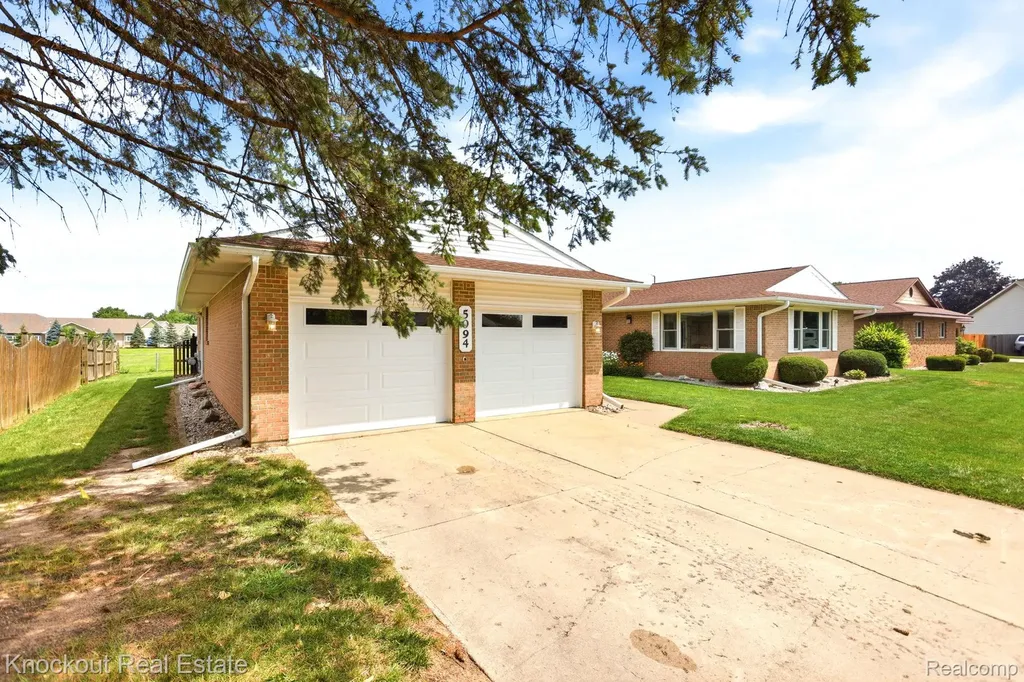5094 Dustine Drive N Saginaw Charter Township MI 48603