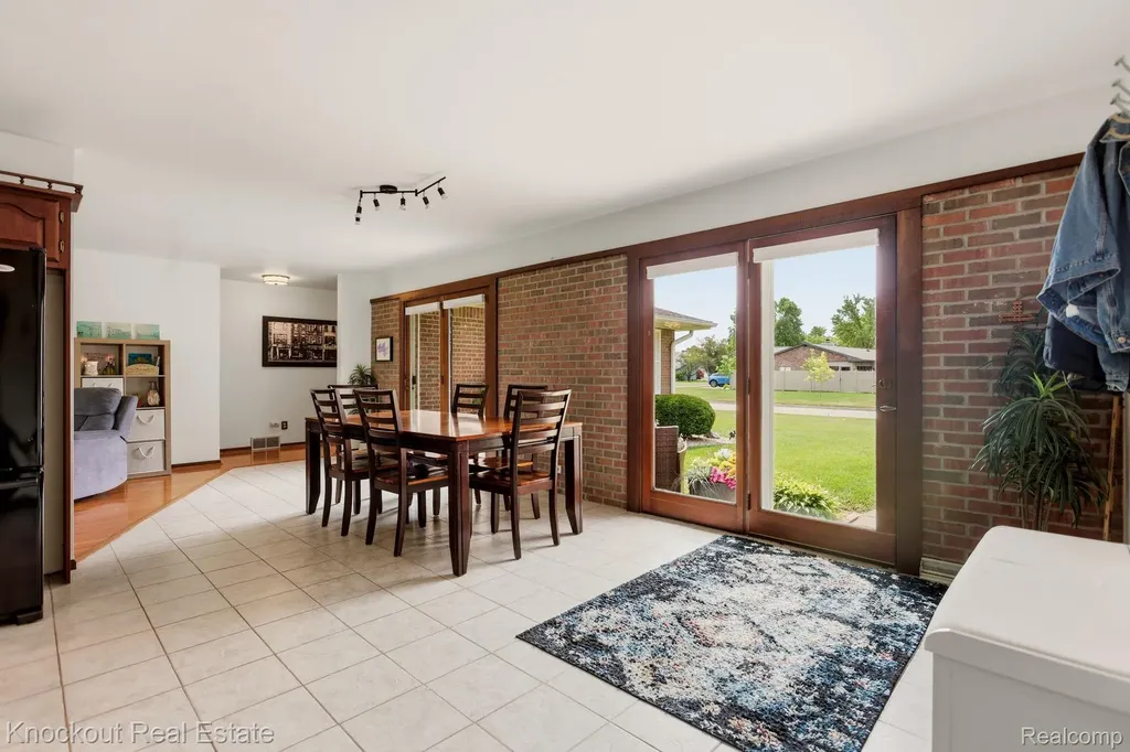 5094 Dustine Drive N Saginaw Charter Township MI 48603