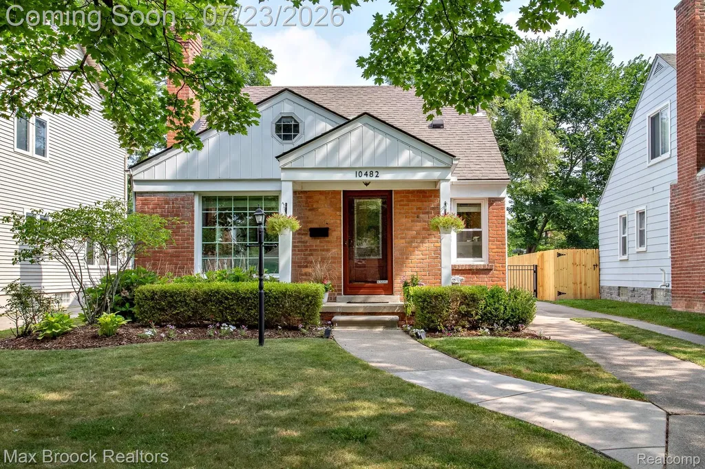 10482 Hart Avenue Huntington Woods City MI 48070