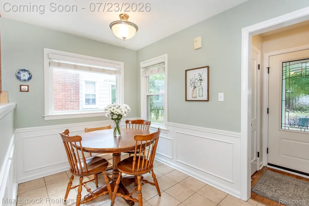 10482 Hart Avenue Huntington Woods City MI 48070