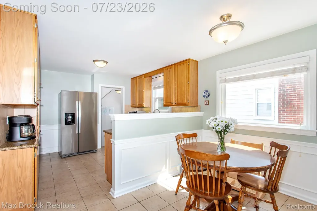 10482 Hart Avenue Huntington Woods City MI 48070