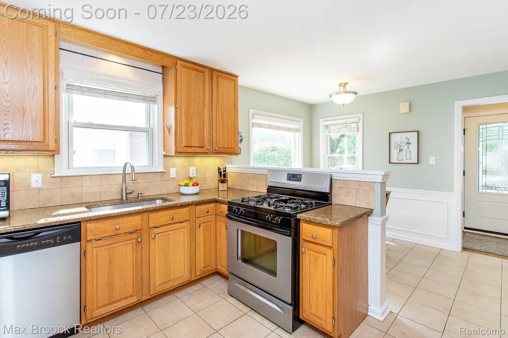 10482 Hart Avenue Huntington Woods City MI 48070