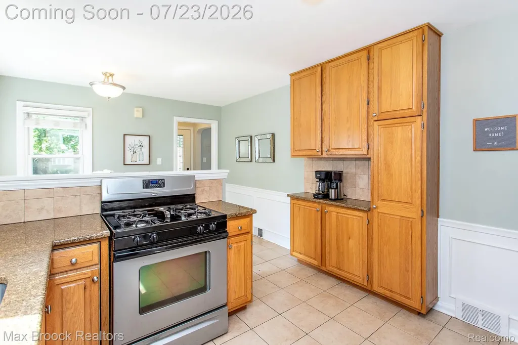 10482 Hart Avenue Huntington Woods City MI 48070