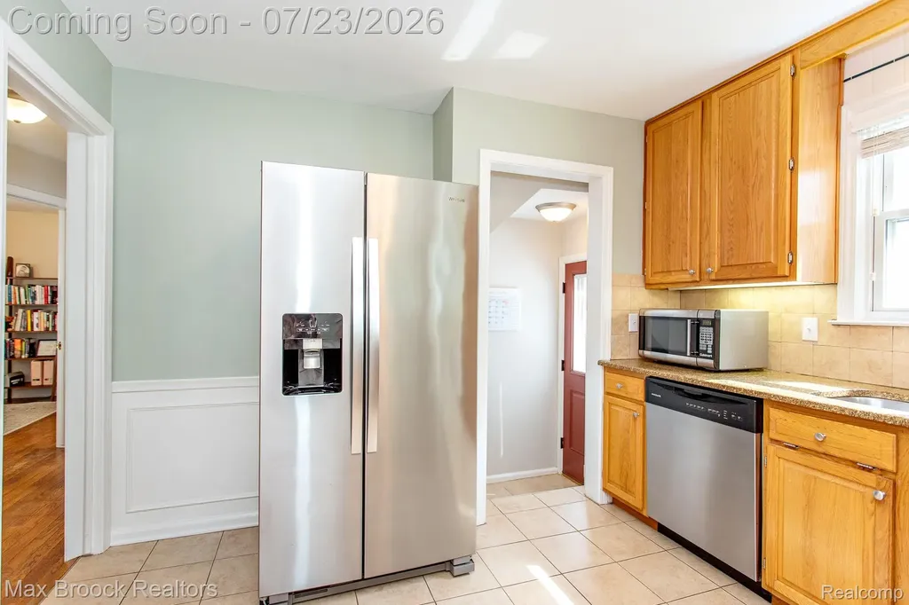 10482 Hart Avenue Huntington Woods City MI 48070