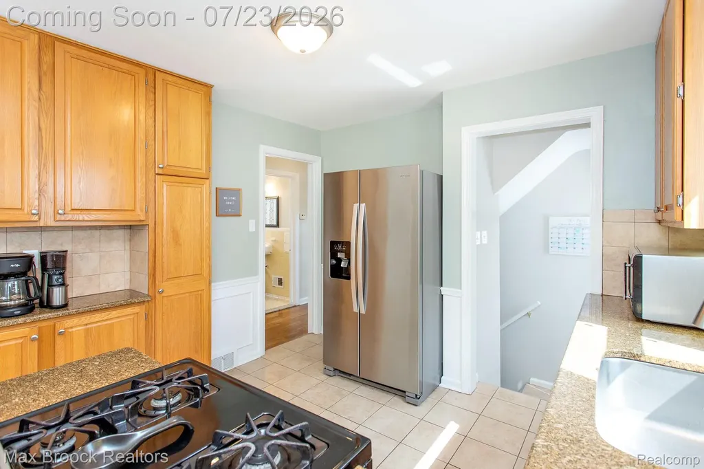 10482 Hart Avenue Huntington Woods City MI 48070