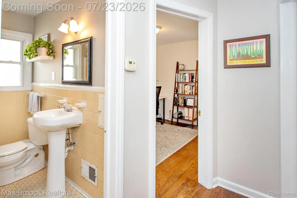 10482 Hart Avenue Huntington Woods City MI 48070