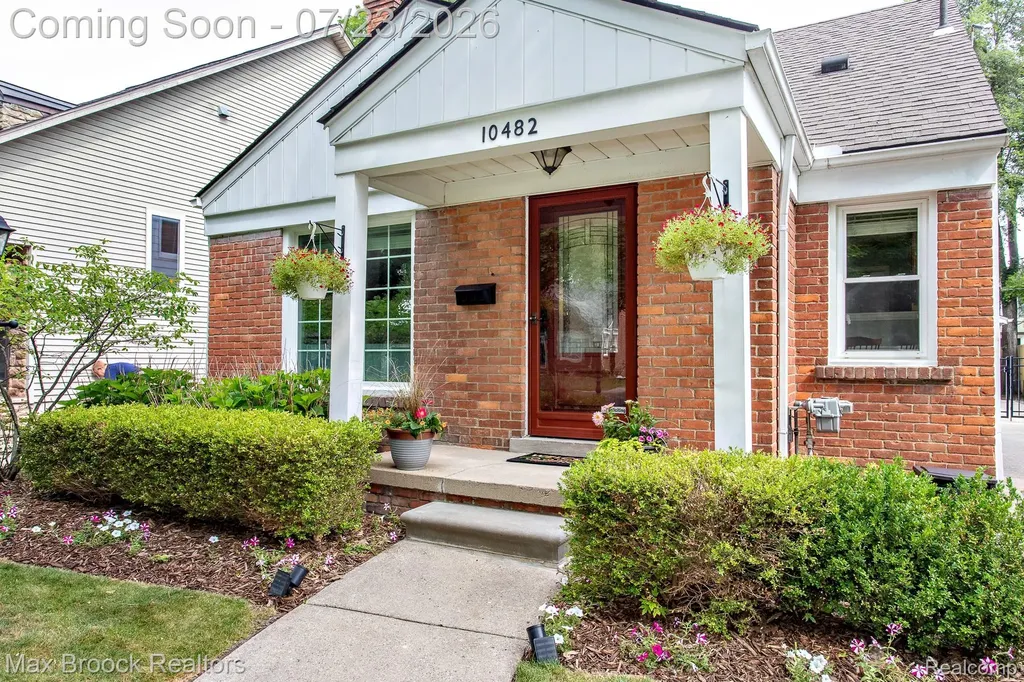 10482 Hart Avenue Huntington Woods City MI 48070