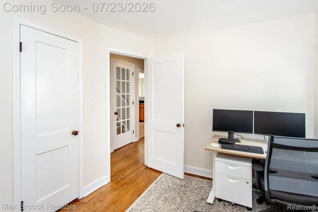 10482 Hart Avenue Huntington Woods City MI 48070