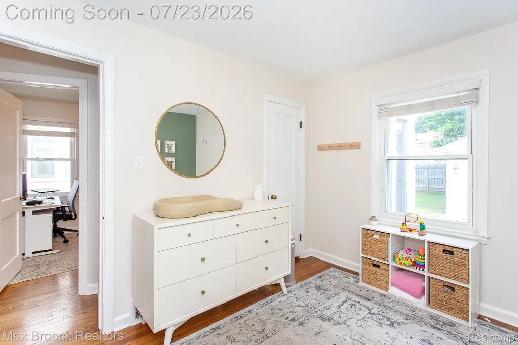 10482 Hart Avenue Huntington Woods City MI 48070