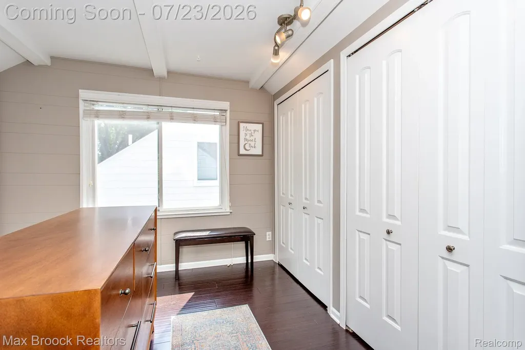 10482 Hart Avenue Huntington Woods City MI 48070