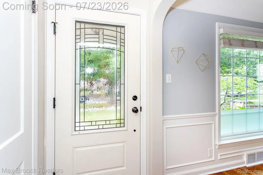10482 Hart Avenue Huntington Woods City MI 48070