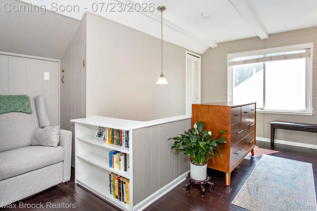 10482 Hart Avenue Huntington Woods City MI 48070