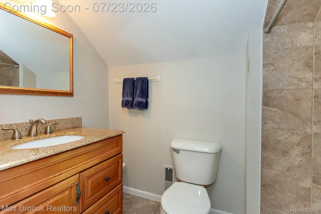 10482 Hart Avenue Huntington Woods City MI 48070