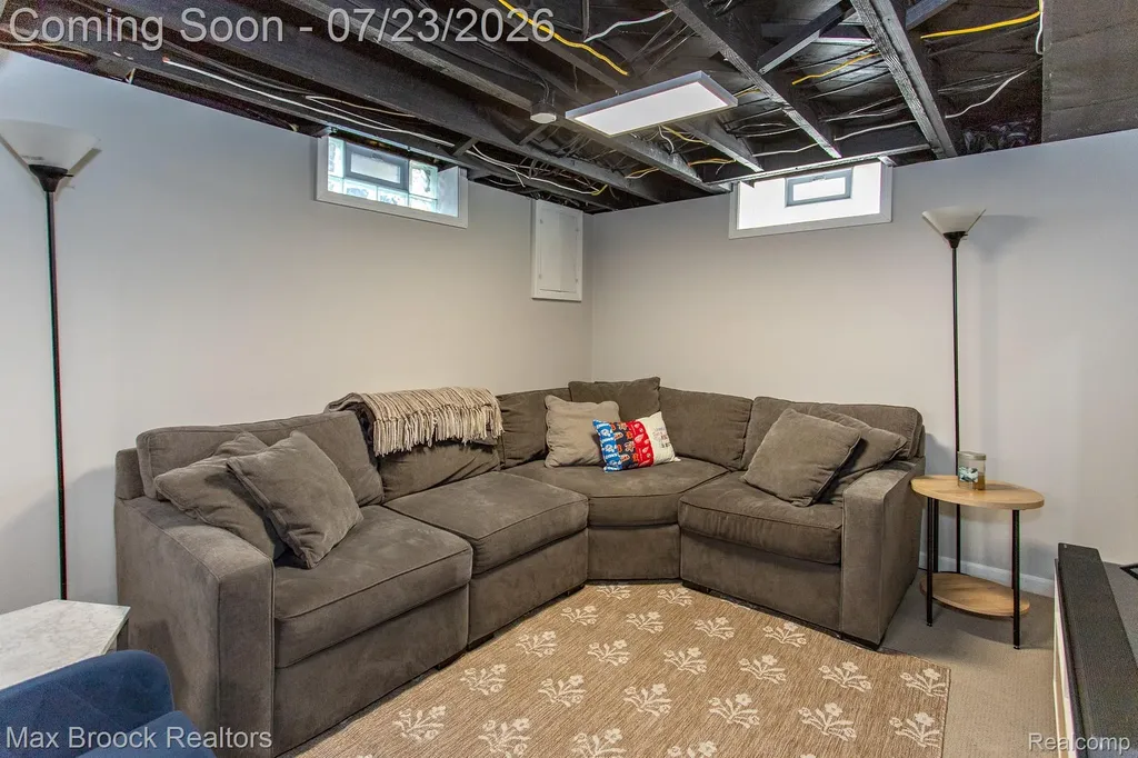 10482 Hart Avenue Huntington Woods City MI 48070