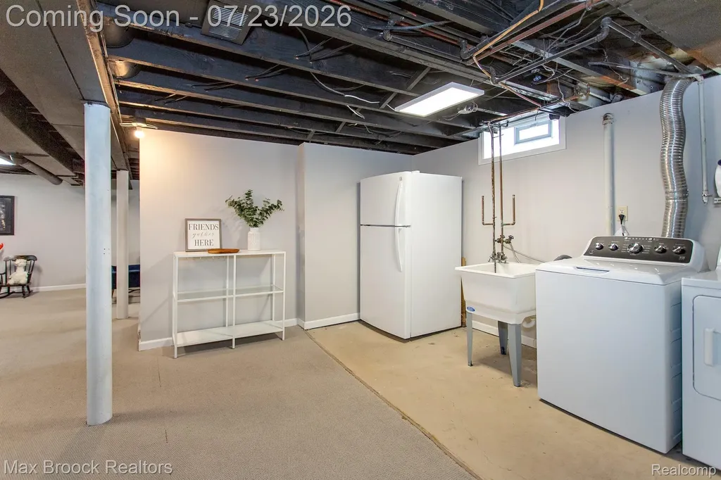 10482 Hart Avenue Huntington Woods City MI 48070