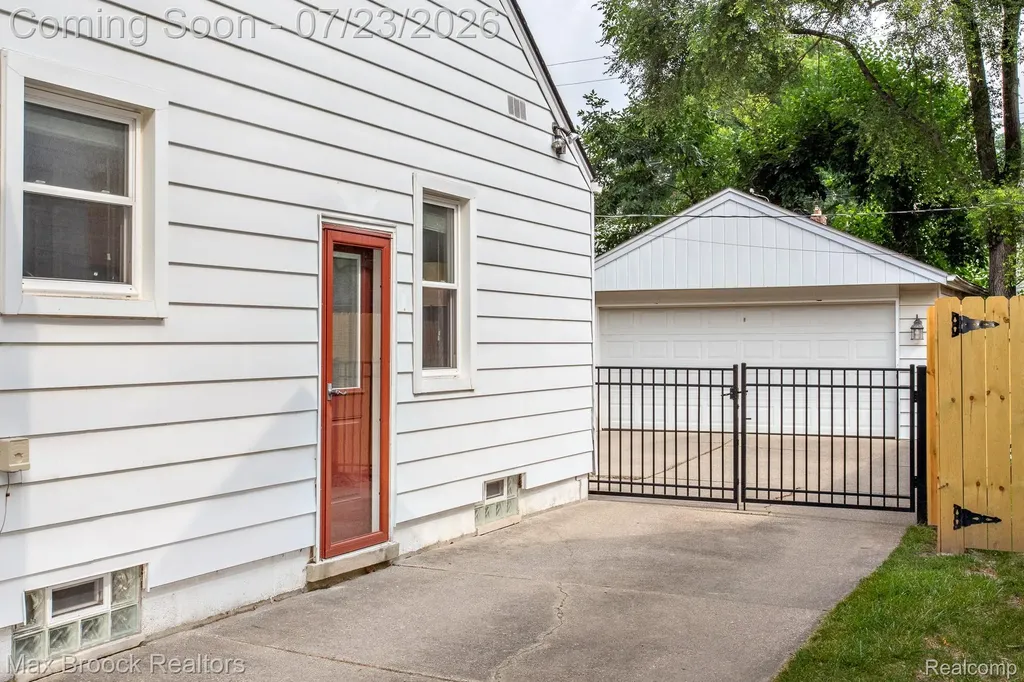 10482 Hart Avenue Huntington Woods City MI 48070