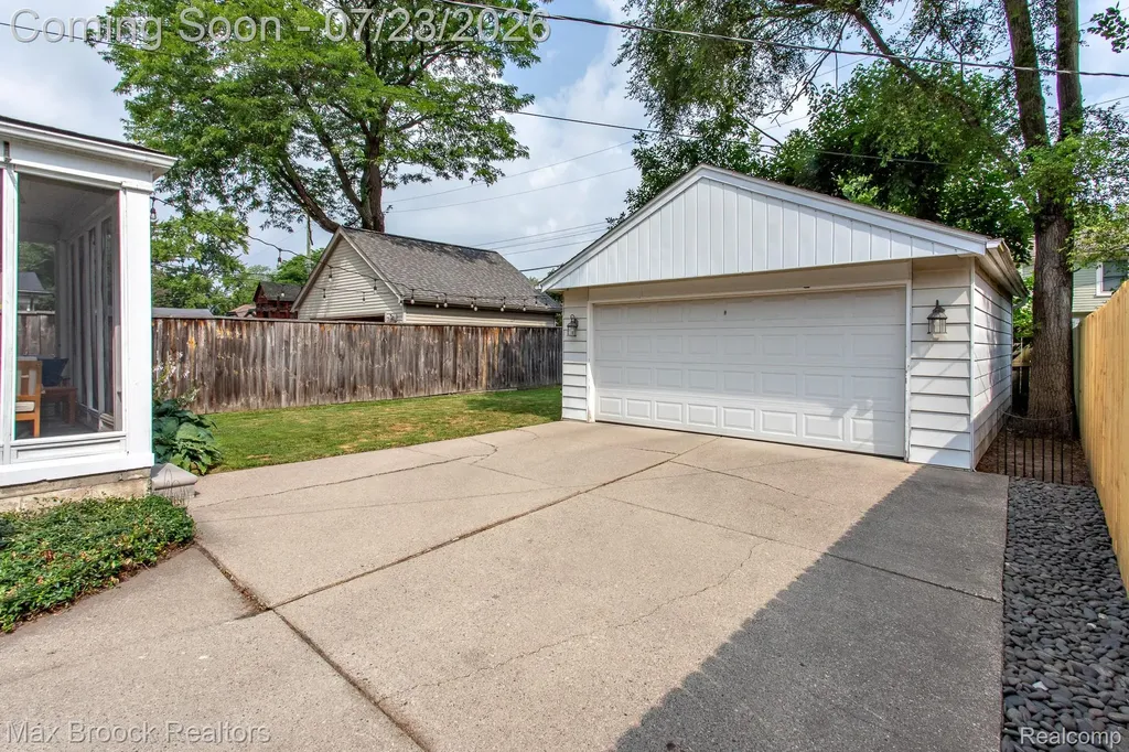 10482 Hart Avenue Huntington Woods City MI 48070