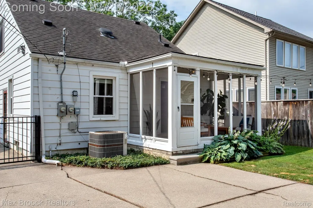 10482 Hart Avenue Huntington Woods City MI 48070