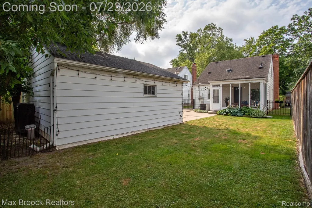 10482 Hart Avenue Huntington Woods City MI 48070