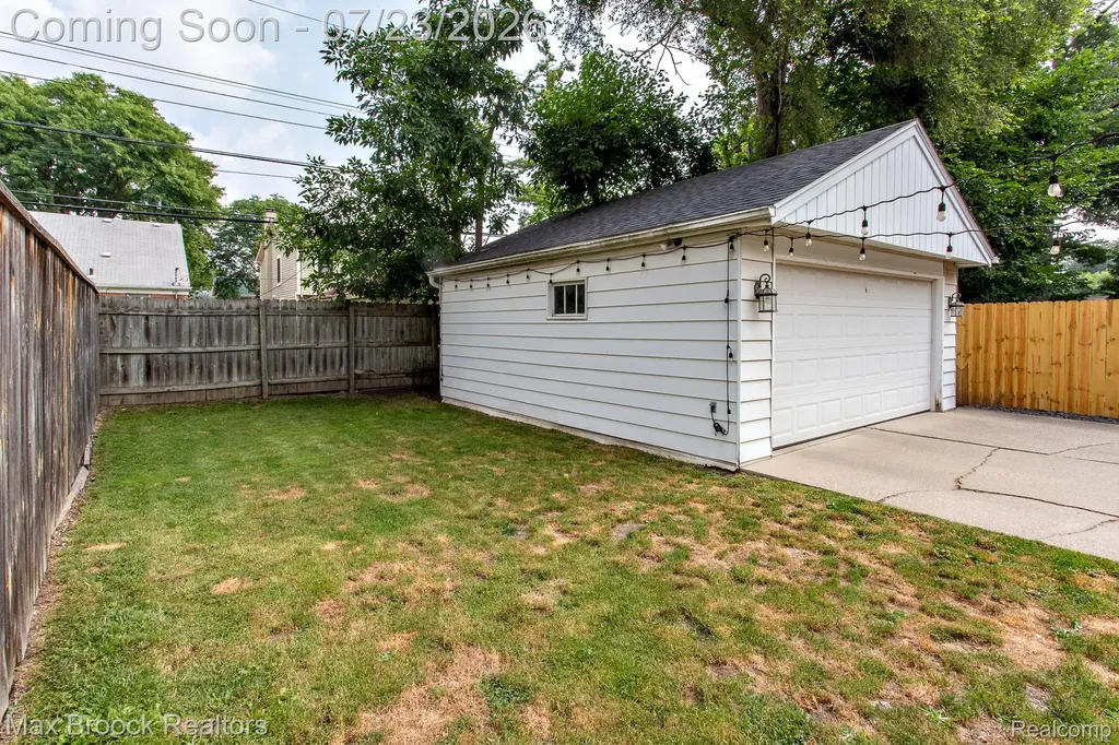 10482 Hart Avenue Huntington Woods City MI 48070