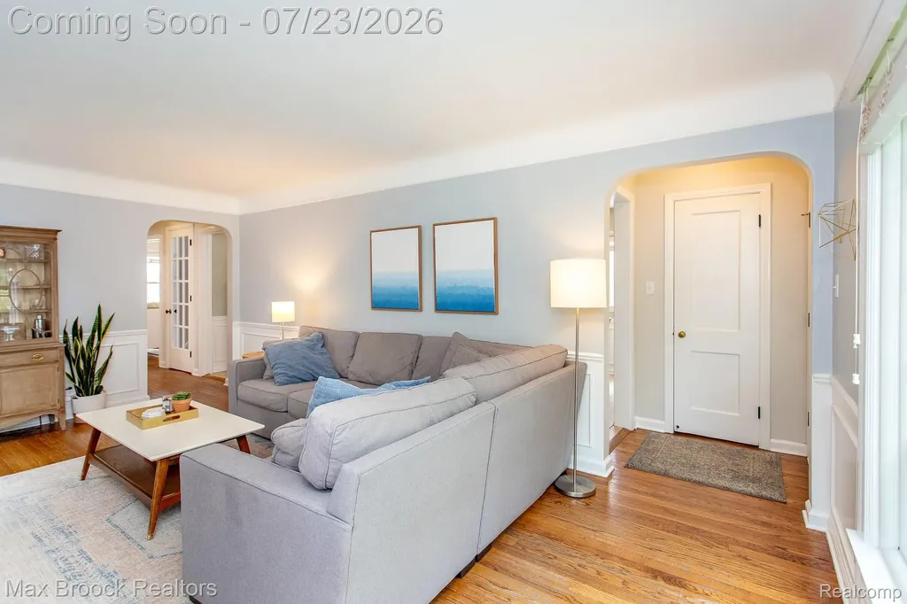 10482 Hart Avenue Huntington Woods City MI 48070