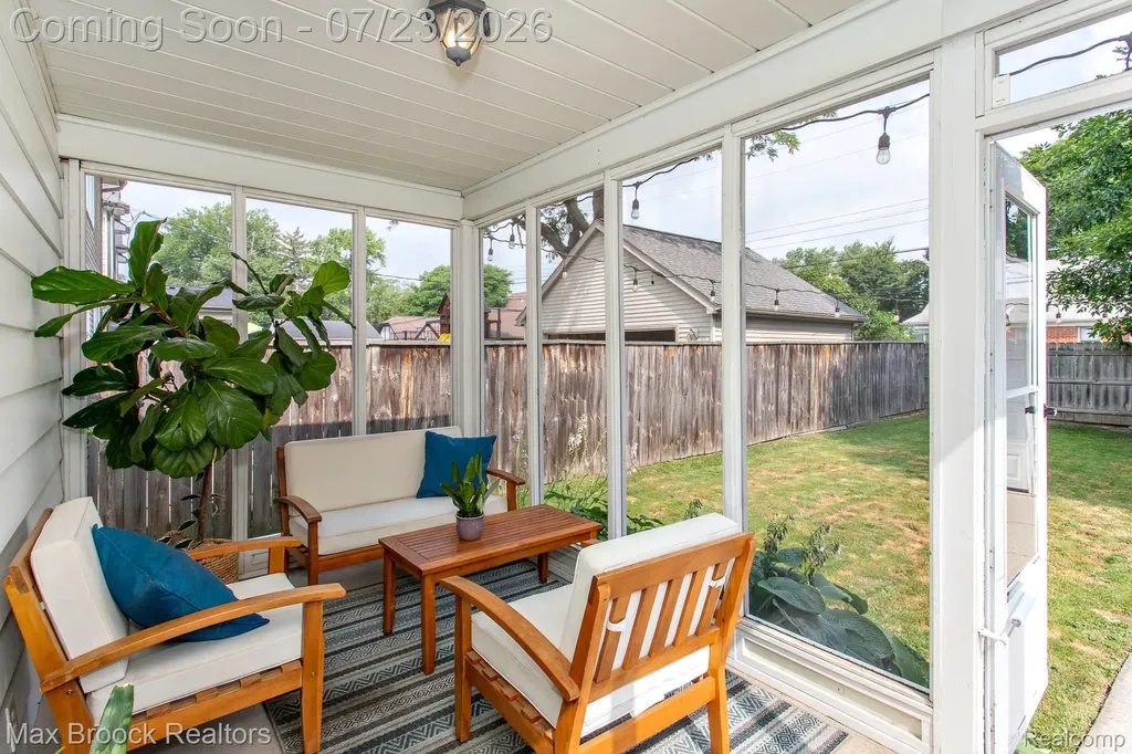 10482 Hart Avenue Huntington Woods City MI 48070