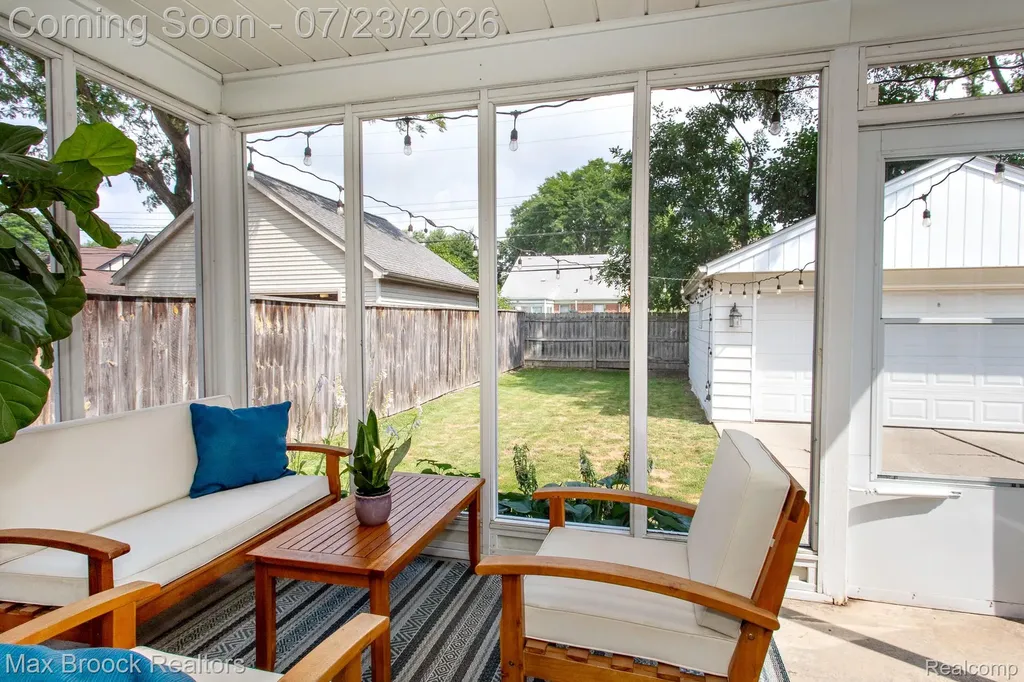 10482 Hart Avenue Huntington Woods City MI 48070
