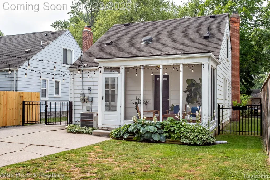 10482 Hart Avenue Huntington Woods City MI 48070