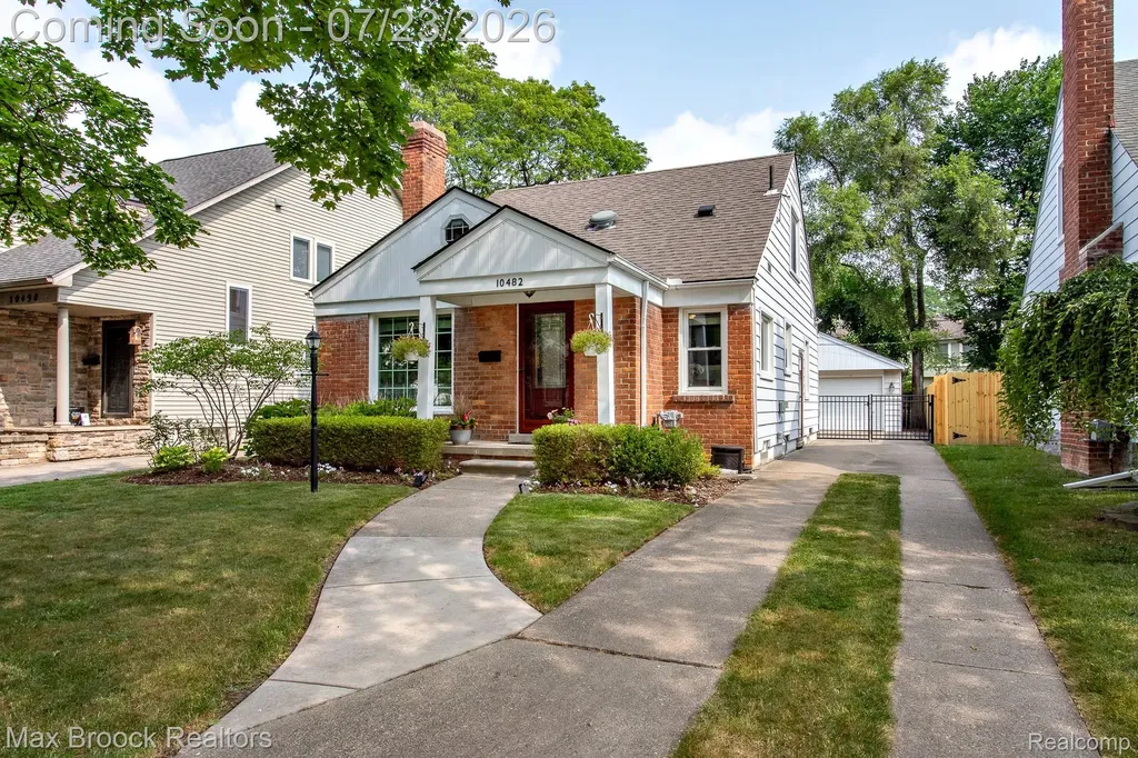 10482 Hart Avenue Huntington Woods City MI 48070