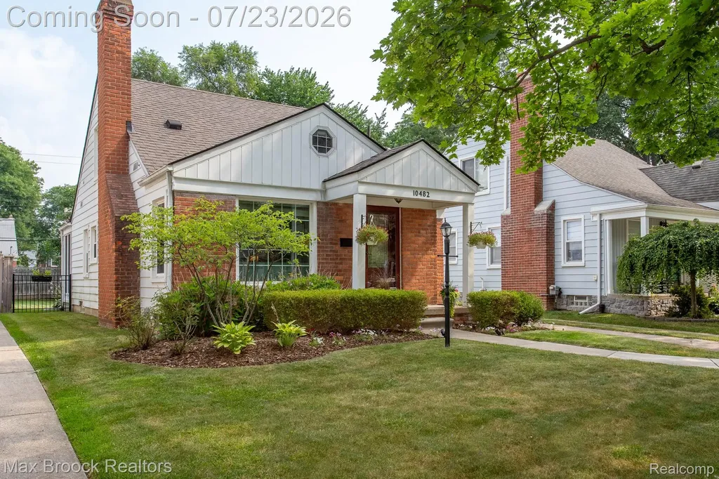10482 Hart Avenue Huntington Woods City MI 48070