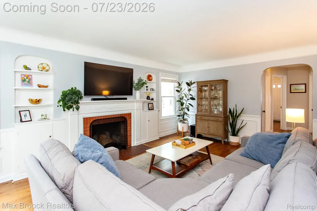 10482 Hart Avenue Huntington Woods City MI 48070