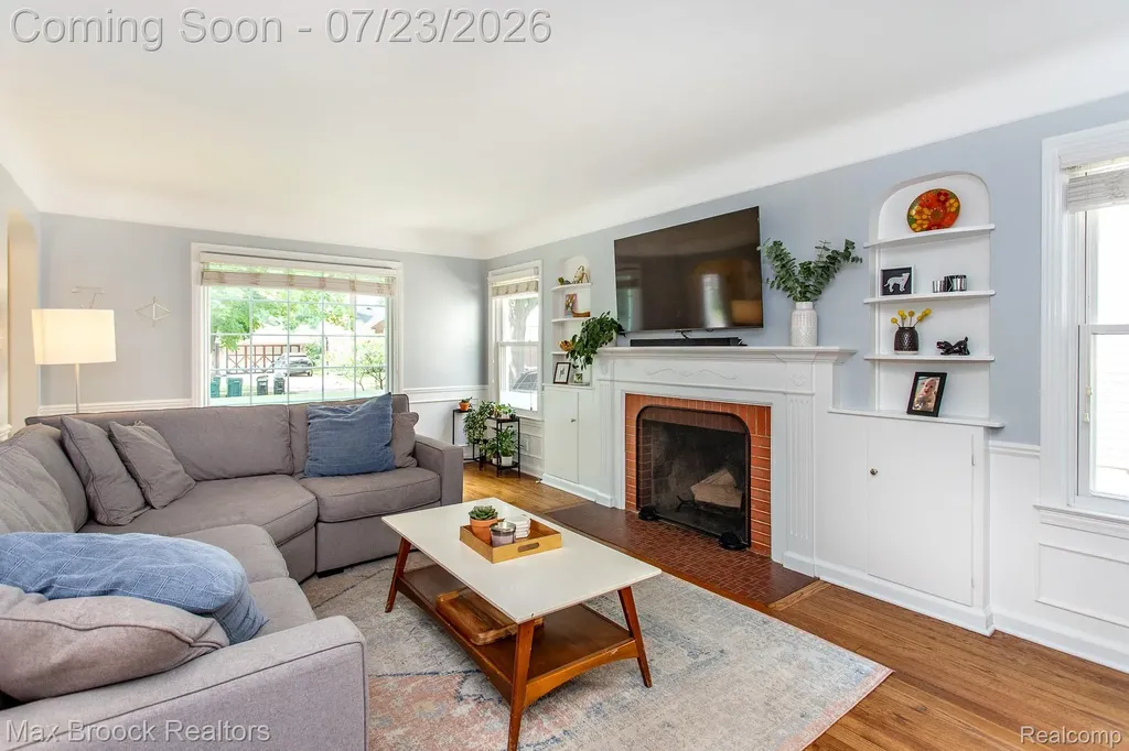 10482 Hart Avenue Huntington Woods City MI 48070