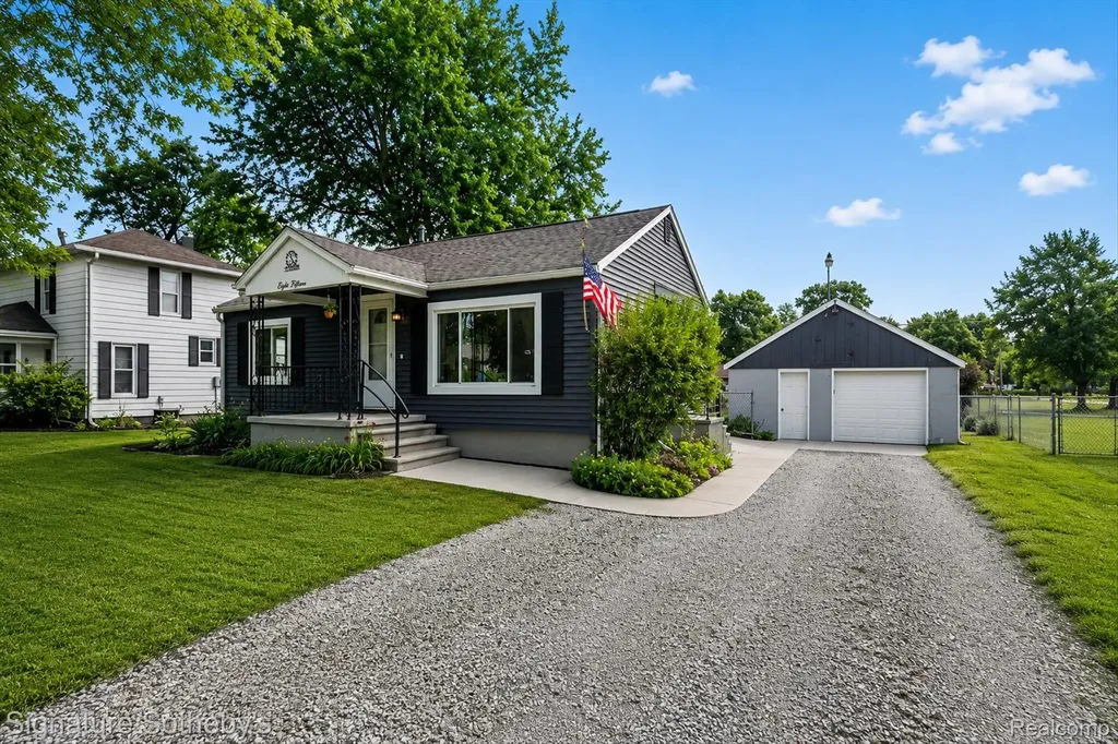 815 Fowler Street Howell City MI 48843
