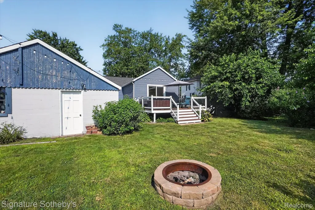 815 Fowler Street Howell City MI 48843