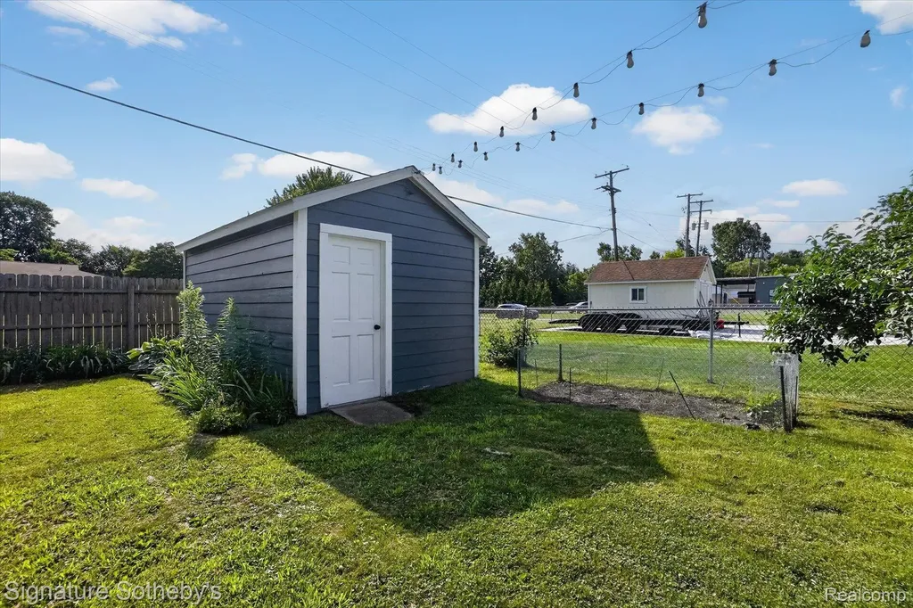 815 Fowler Street Howell City MI 48843