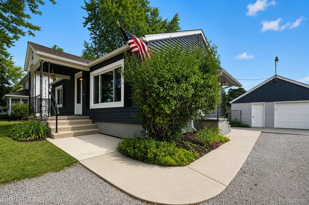 815 Fowler Street Howell City MI 48843