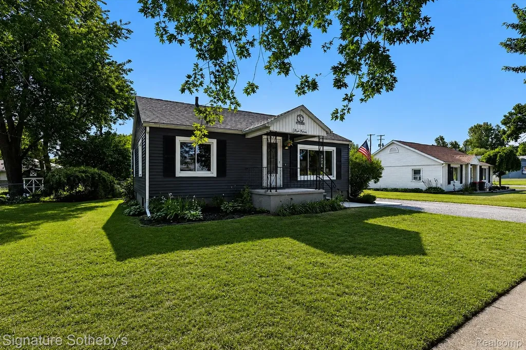 815 Fowler Street Howell City MI 48843