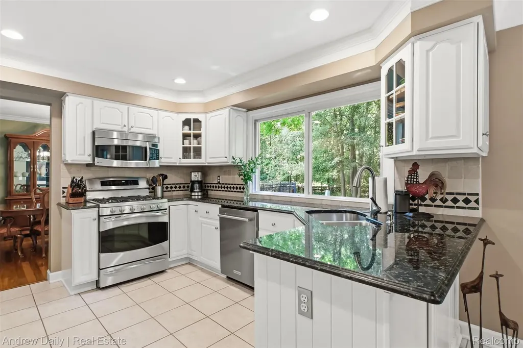 21649 Shadybrook Drive Novi City MI 48375