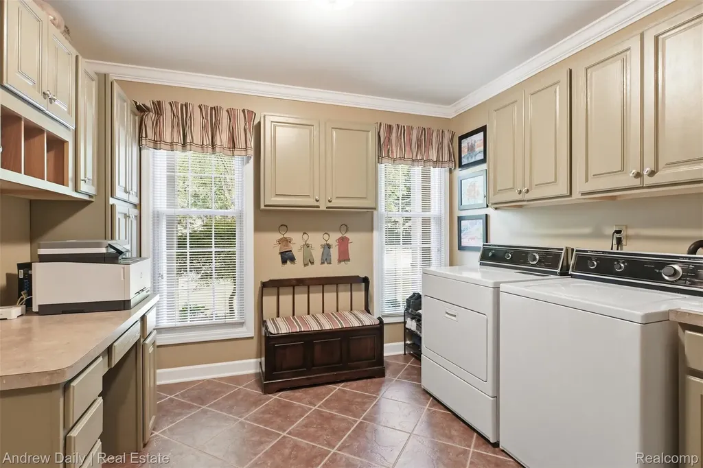 21649 Shadybrook Drive Novi City MI 48375