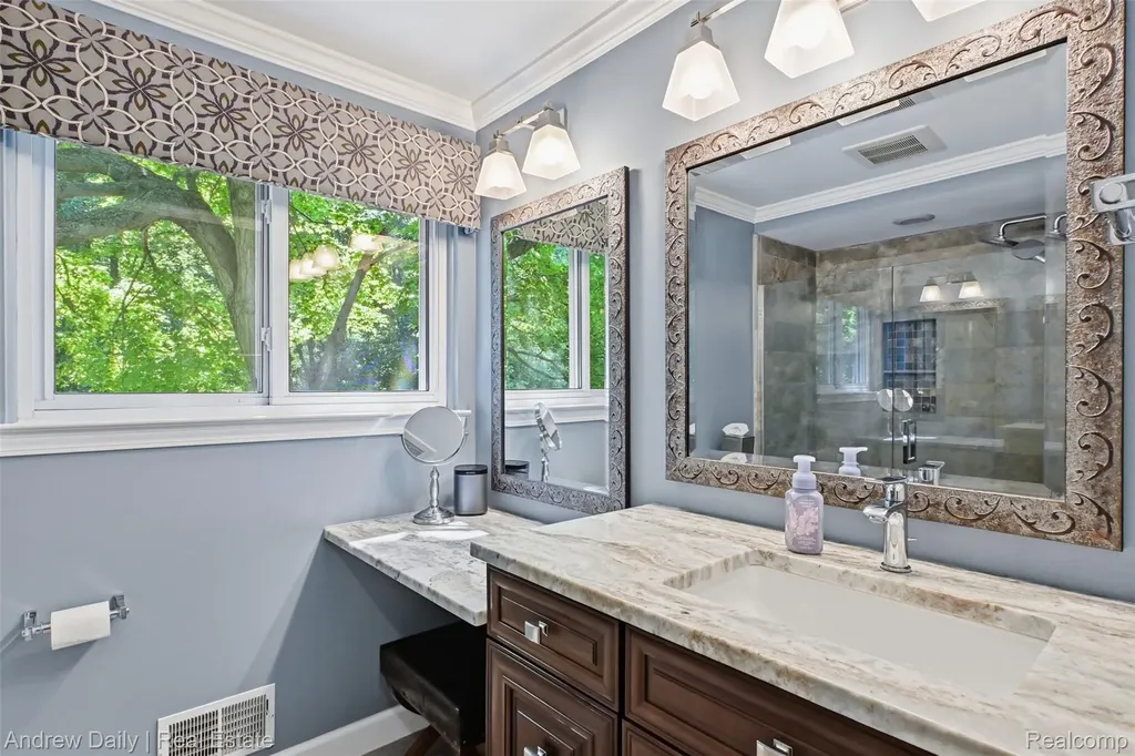 21649 Shadybrook Drive Novi City MI 48375