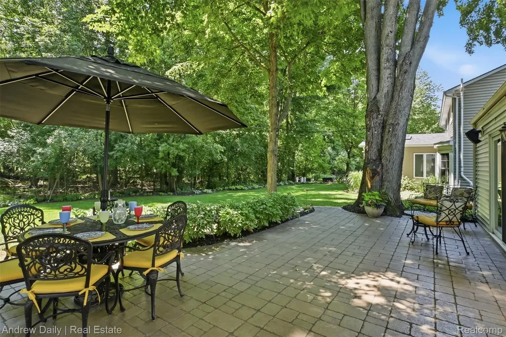 21649 Shadybrook Drive Novi City MI 48375