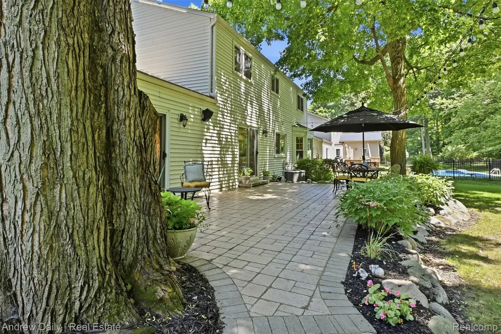 21649 Shadybrook Drive Novi City MI 48375